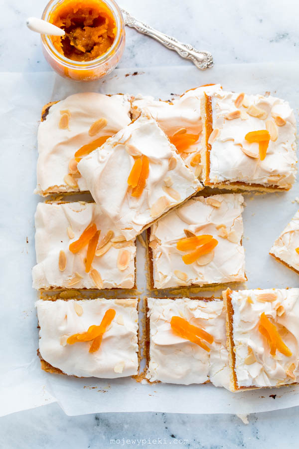Apricot mazurek with meringue and flaked almonds