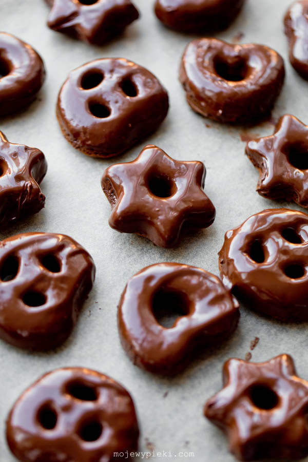 Chocolate-coated gingerbread cookies