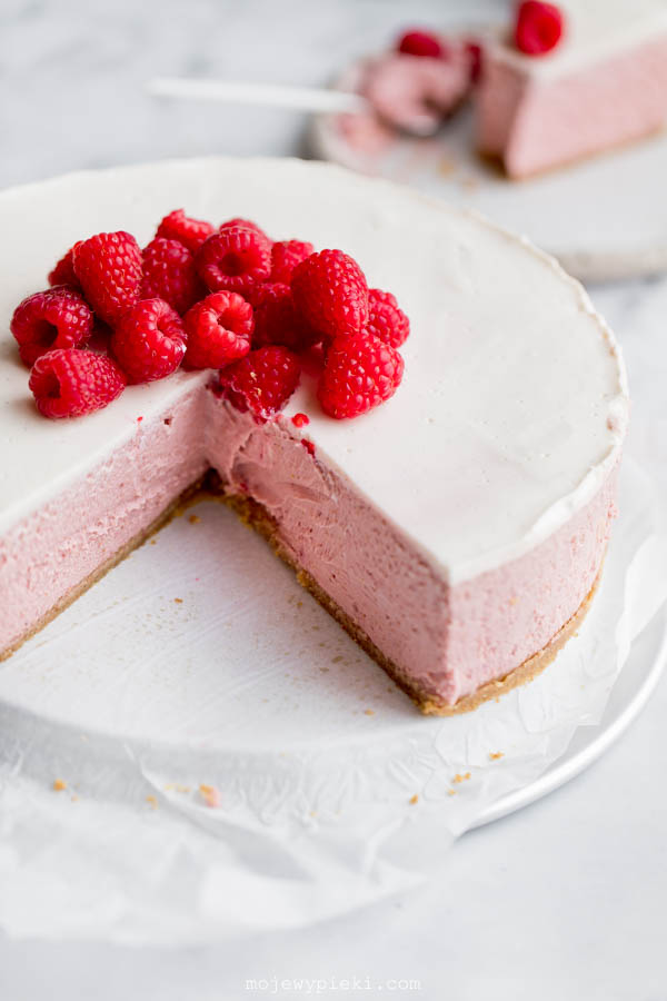 Raspberry cheesecake with sour cream glaze