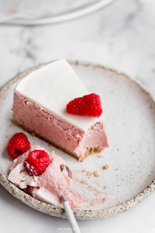 Raspberry cheesecake with sour cream glaze
