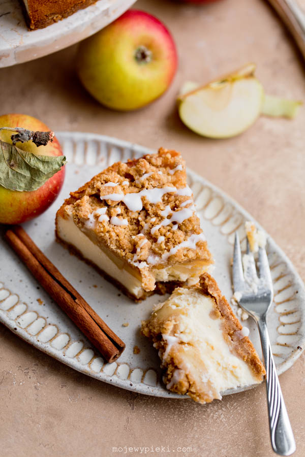 Apple crumble cheesecake