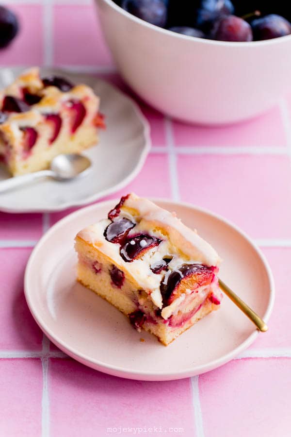 Cream cheese cake with plums