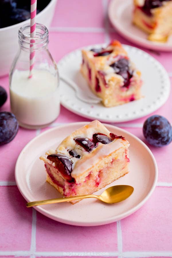 Cream cheese cake with plums