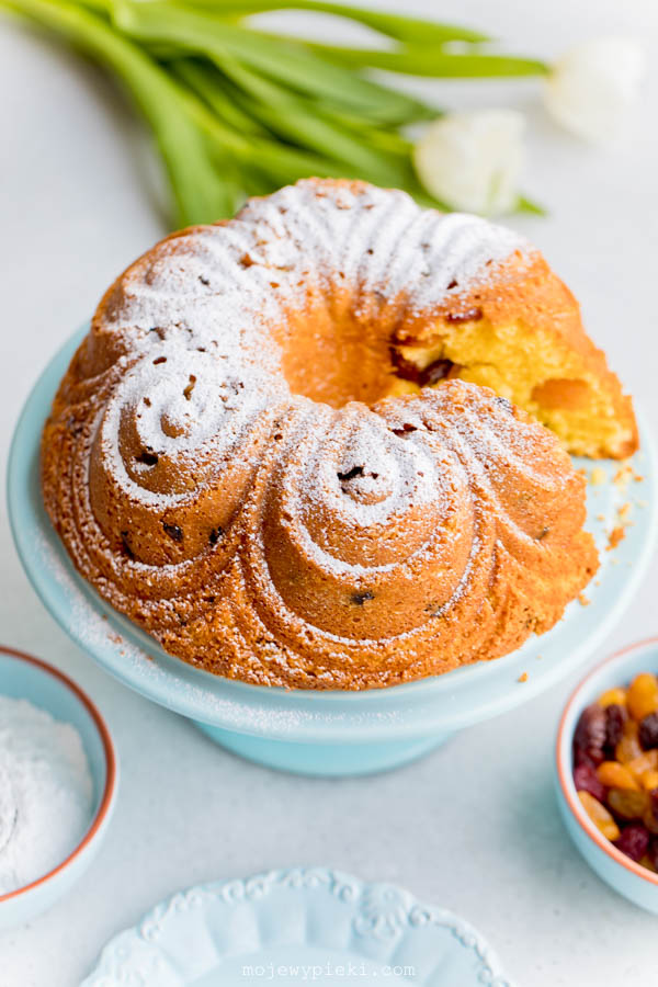 Raisin bundt cake
