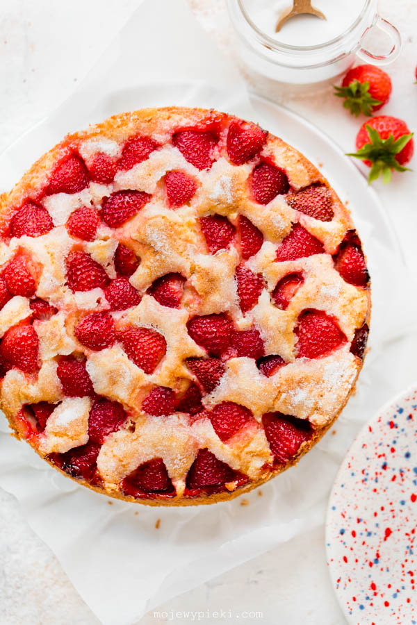 Strawberry cake with a crunchy sugar crust