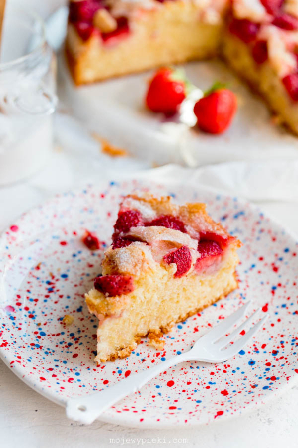 Strawberry cake with a crunchy sugar crust