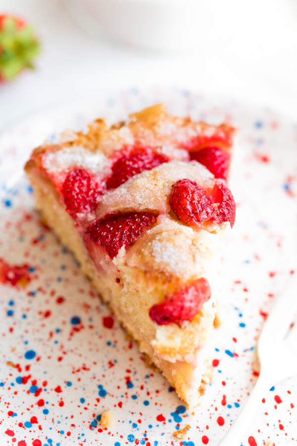 Strawberry cake with a crunchy sugar crust