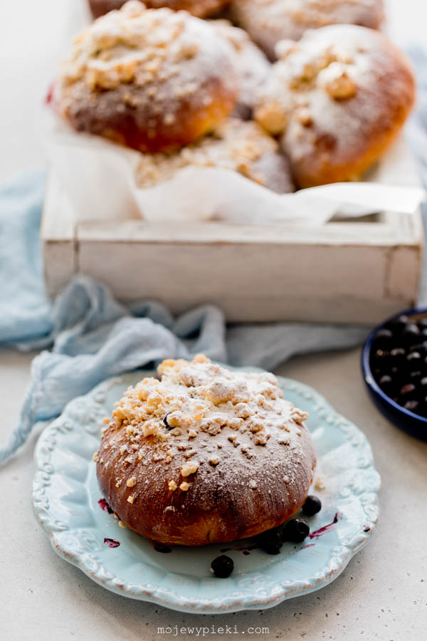 Blueberry buns with crumble topping