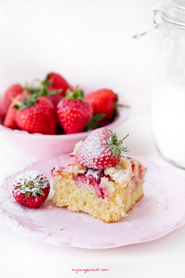 Soft strawberry crumble cake