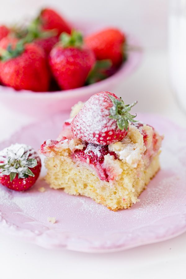 Soft strawberry crumble cake