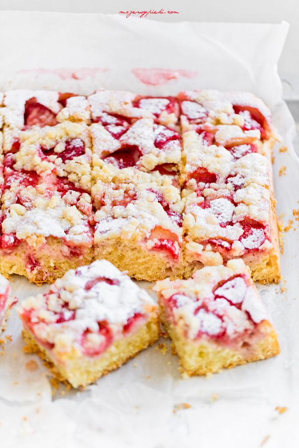 Soft strawberry crumble cake