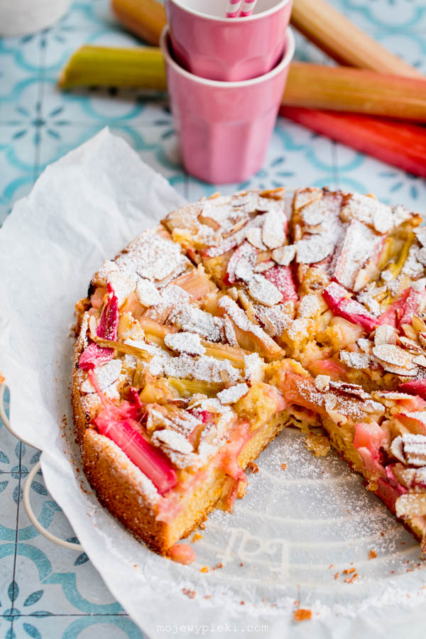Almond and rhubarb cake