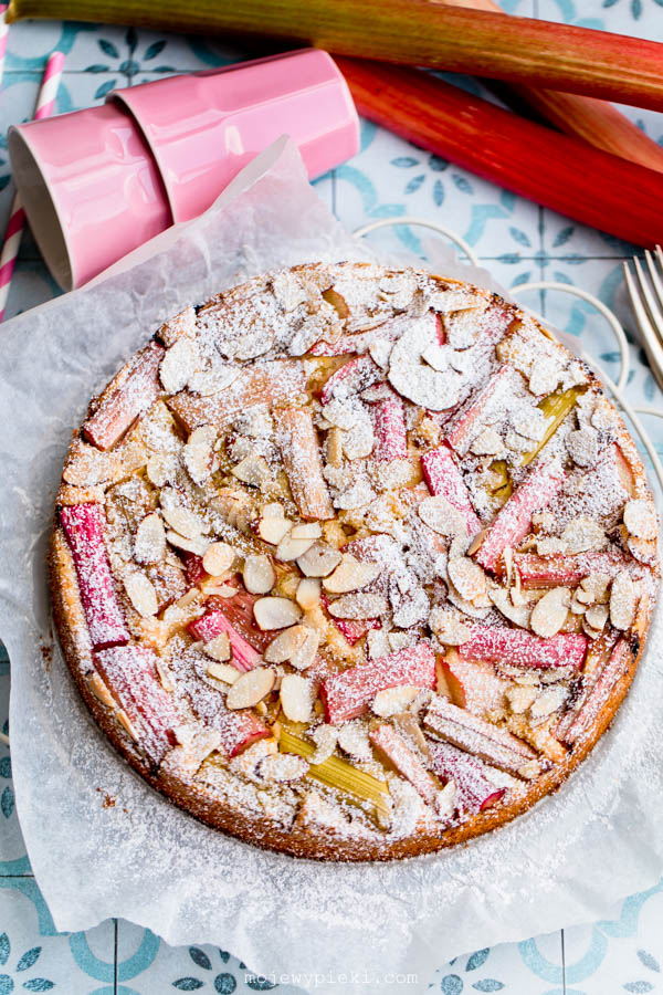 Almond and rhubarb cake