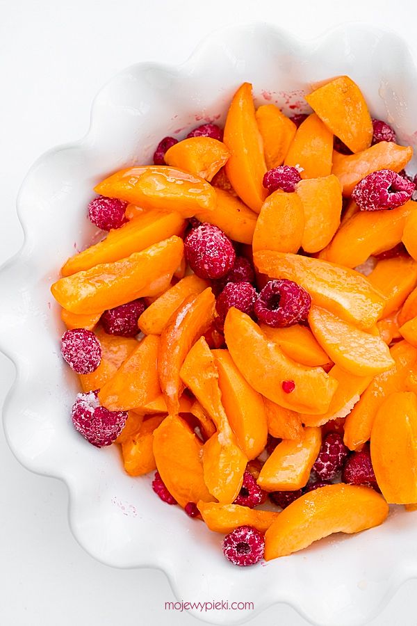 Apricot and raspberry crumble