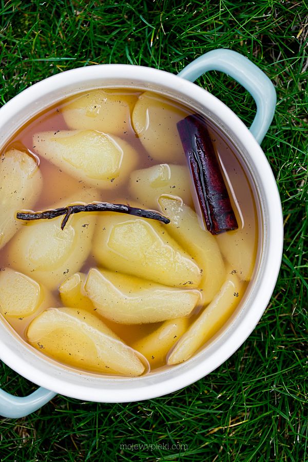 Pears in vanilla and cinnamon syrup