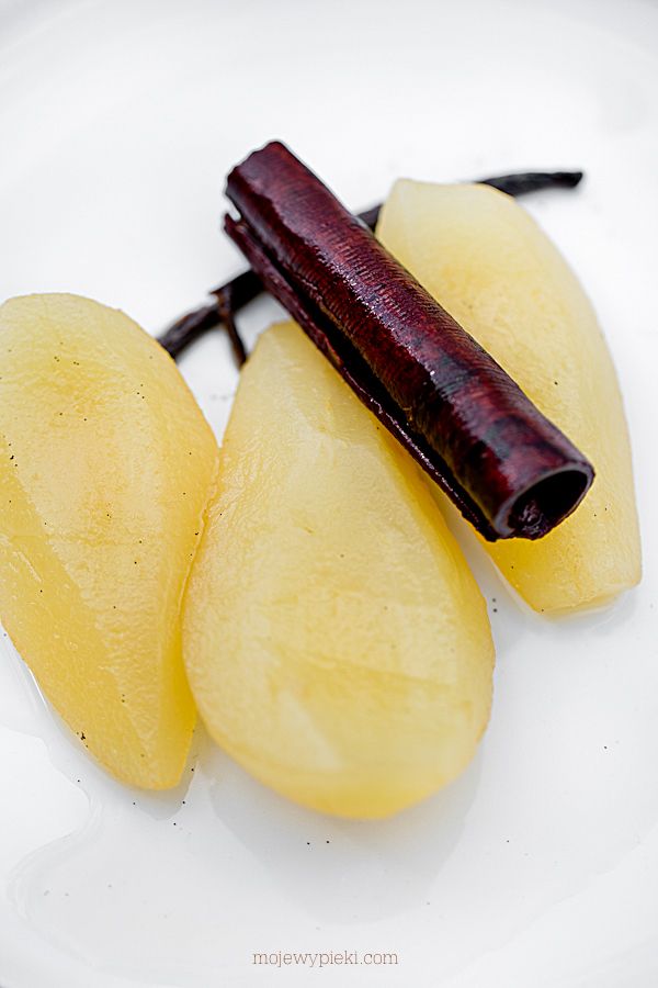 Pears in vanilla and cinnamon syrup