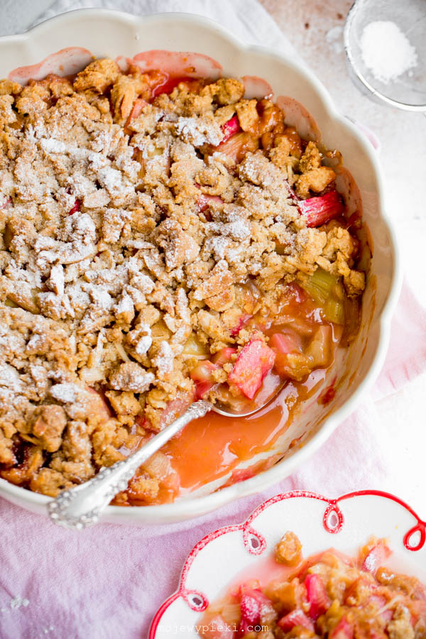 Brown butter rhubarb crumble