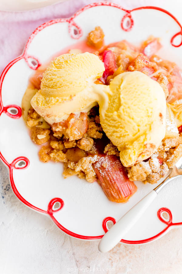 Brown butter rhubarb crumble
