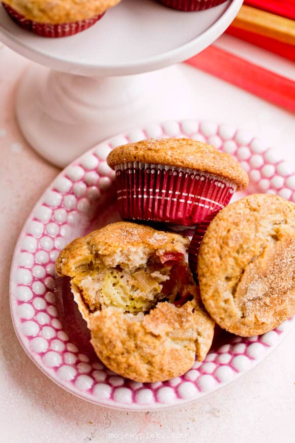 Rhubarb and cinnamon muffins