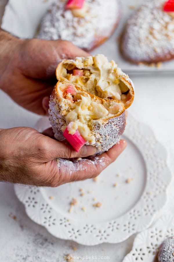 Rhubarb buns with crème pâtissière