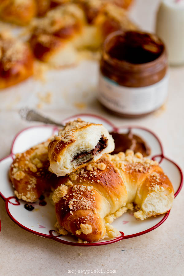 Nutella sweet crescent rolls with crumble topping