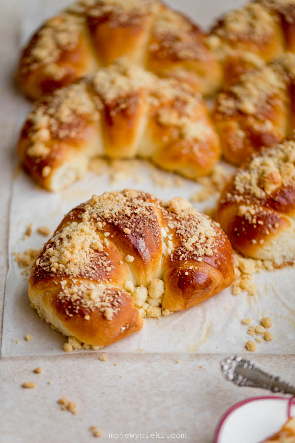 Nutella sweet crescent rolls with crumble topping