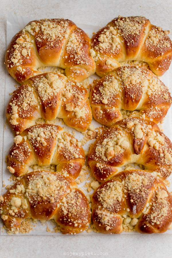 Nutella sweet crescent rolls with crumble topping
