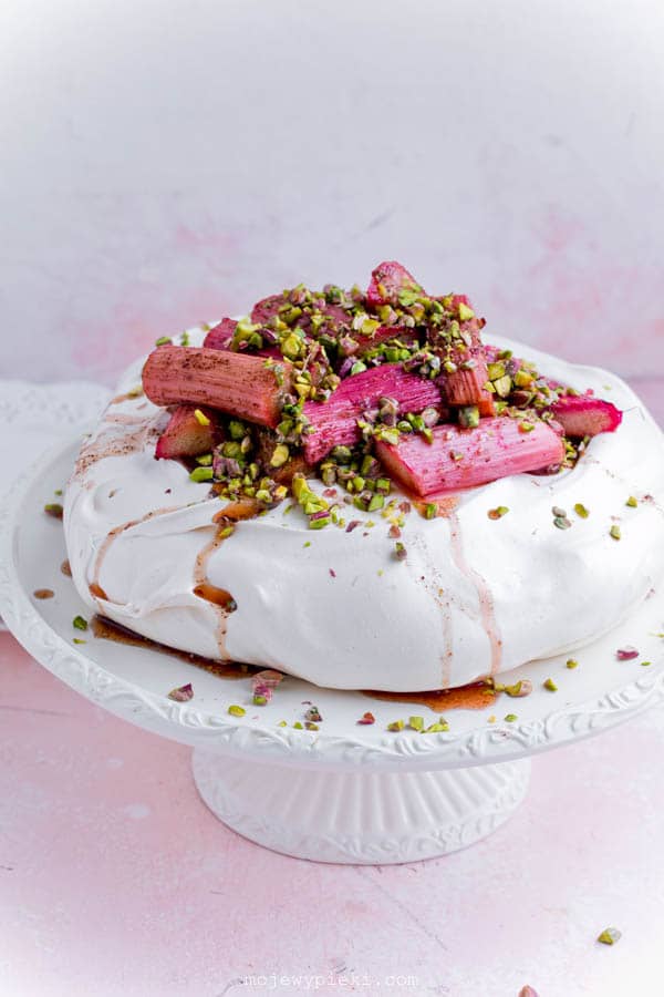 Meringue with roasted rhubarb