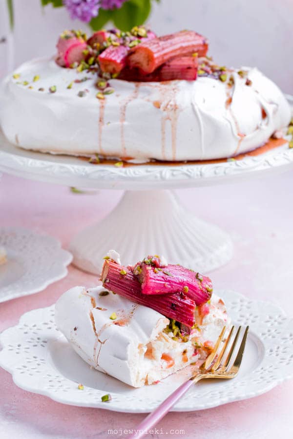 Meringue with roasted rhubarb