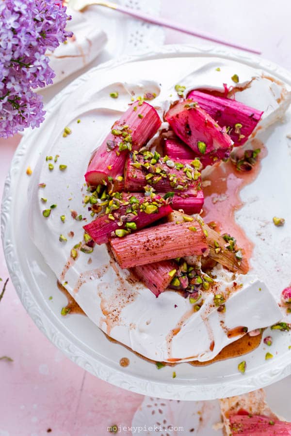 Meringue with roasted rhubarb