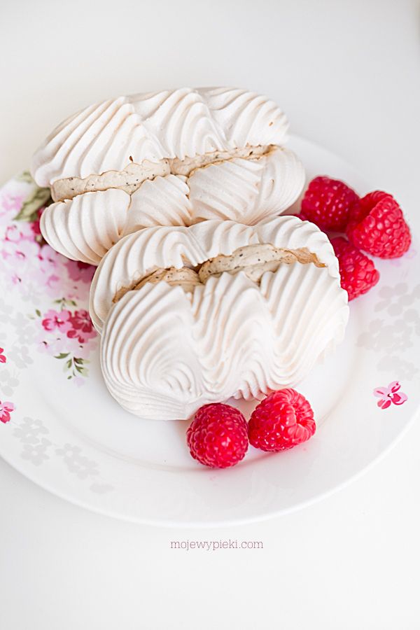 Coffee cream meringues