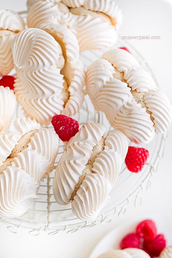 Coffee cream meringues