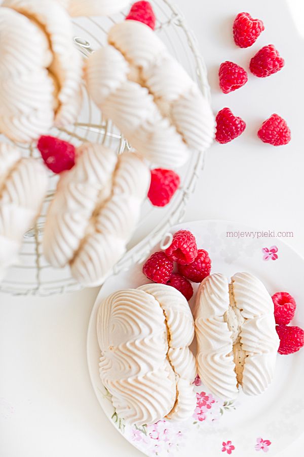 Coffee cream meringues
