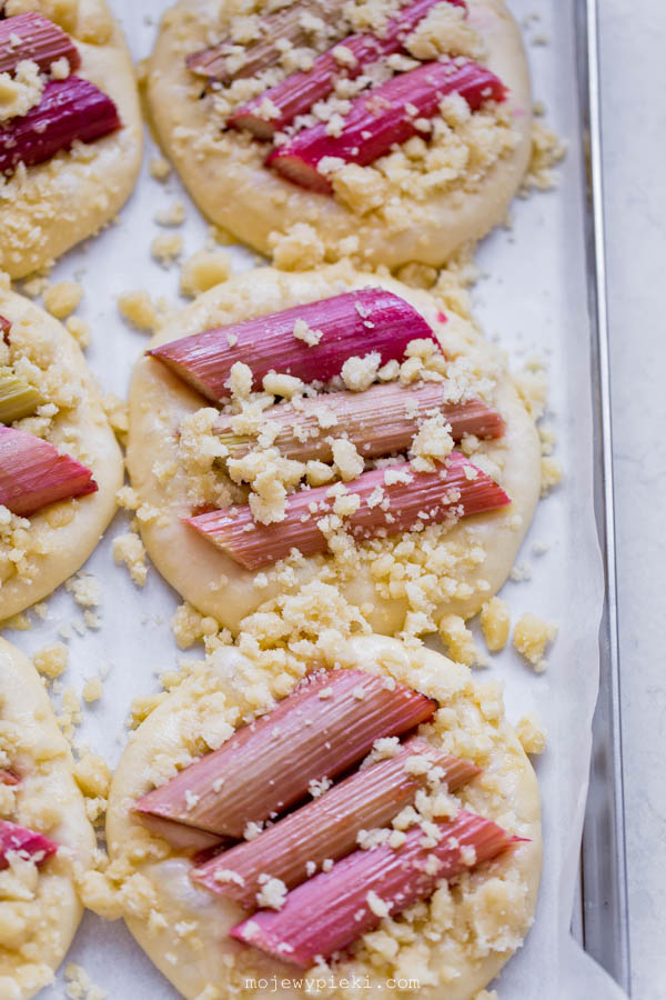 Pistachio brioche buns with roasted rhubarb