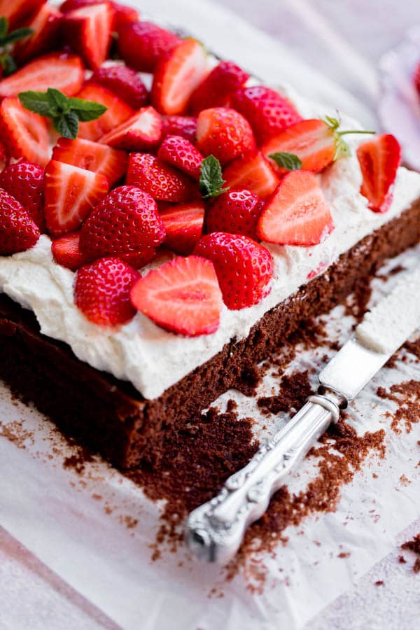 Chocolate cake with mascarpone cream and strawberries
