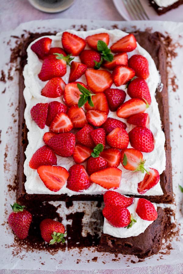 Chocolate cake with mascarpone cream and strawberries