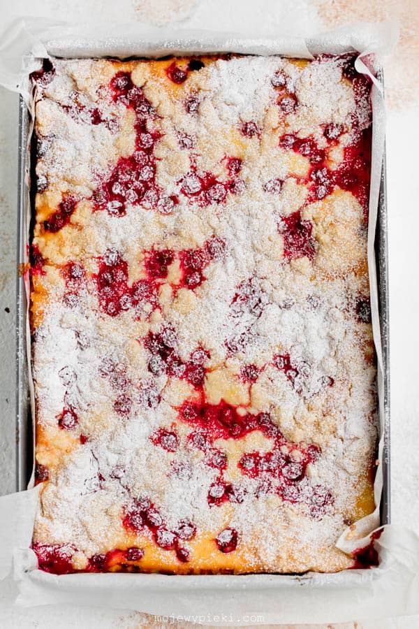 Redcurrant cheesecake crumble cake