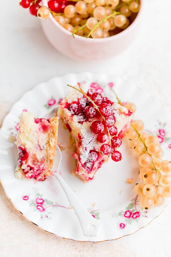 Redcurrant cheesecake crumble cake