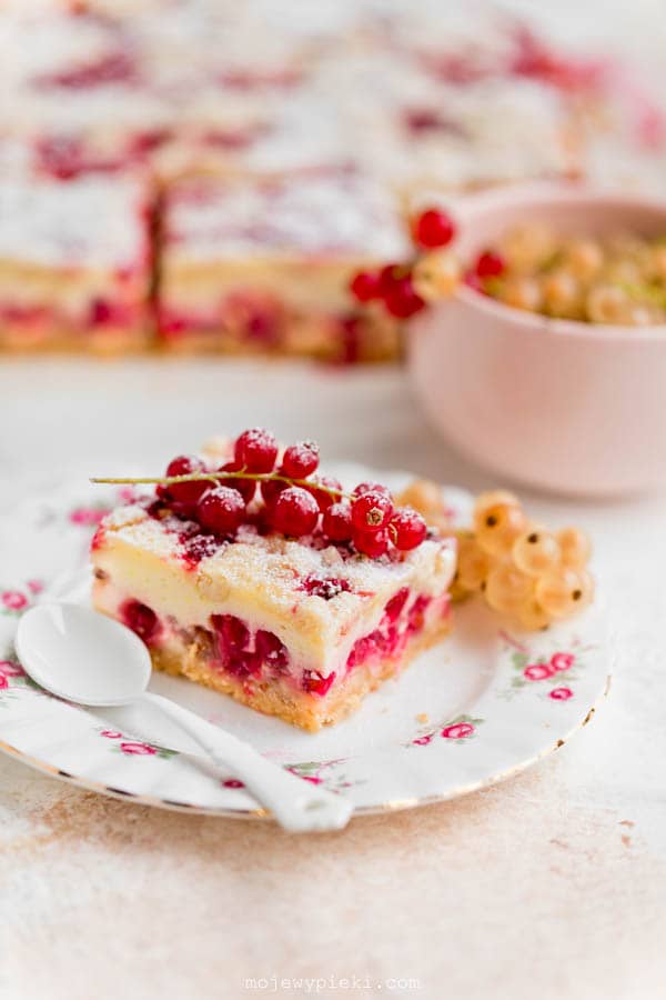 Redcurrant cheesecake crumble cake