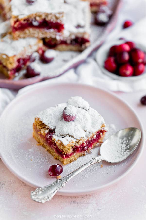 Apple and cranberry crumble cake