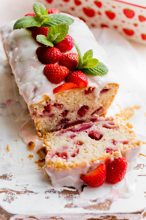 Strawberry loaf cake with lemon icing