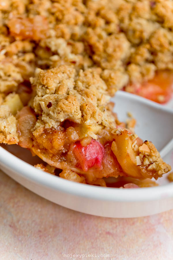 Rhubarb and apple crumble with oats