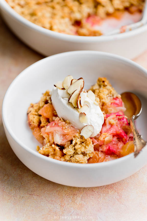 Rhubarb and apple crumble with oats