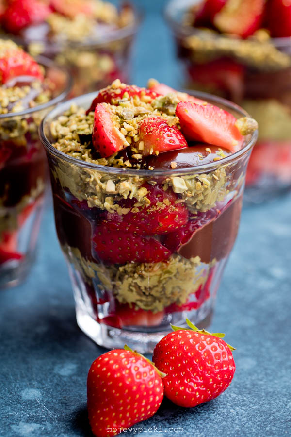 Dubai chocolate strawberry dessert