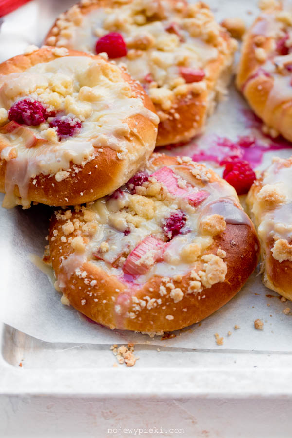 Rhubarb and raspberry buns with white chocolate glaze