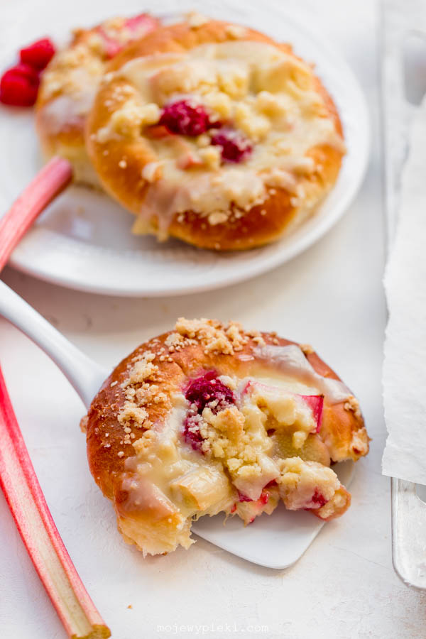 Rhubarb and raspberry buns with white chocolate glaze