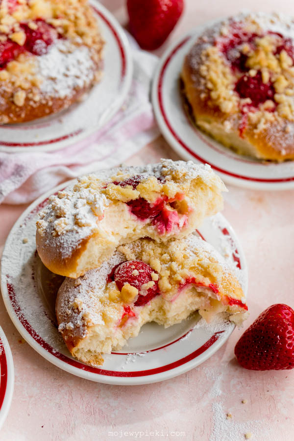 Strawberry and cheesecake sweet buns