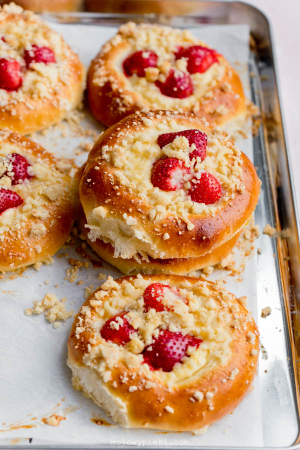 Strawberry cheesecake sweet buns