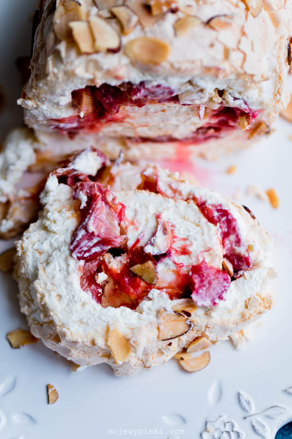 Rhubarb meringue roulade with mascarpone cream