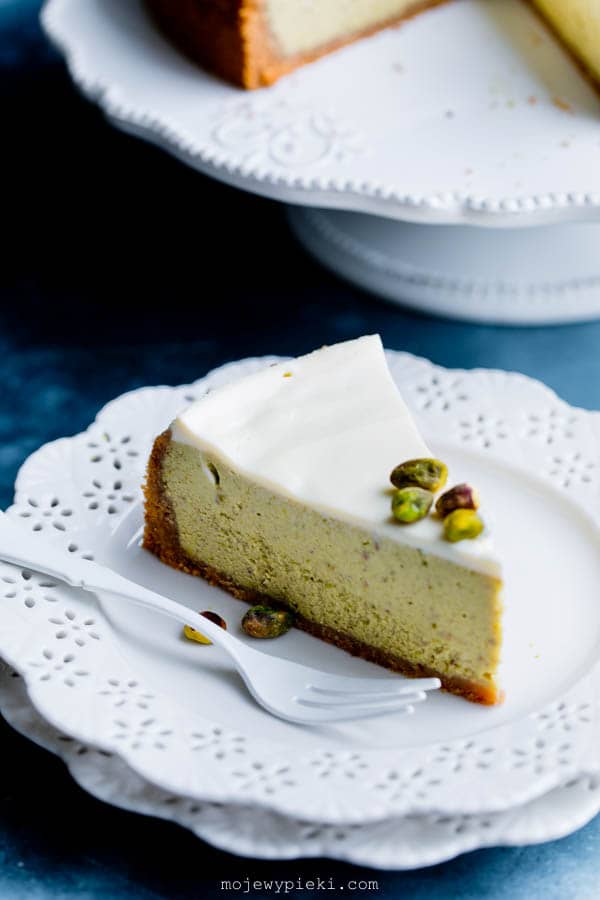 Pistachio cheesecake with sour cream topping